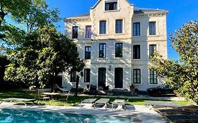 Demeure Saint Louis, cité 10mn à pieds, piscine chauffée, Clim AC, Parking privé
